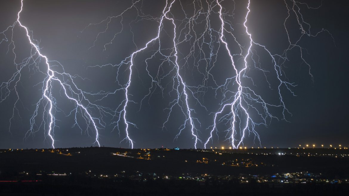 lighting-barrage-20231231170141