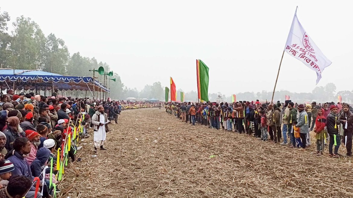 Photo (3)-TKG_Millions of people flock to horse racing competitions on New Year’s Eve